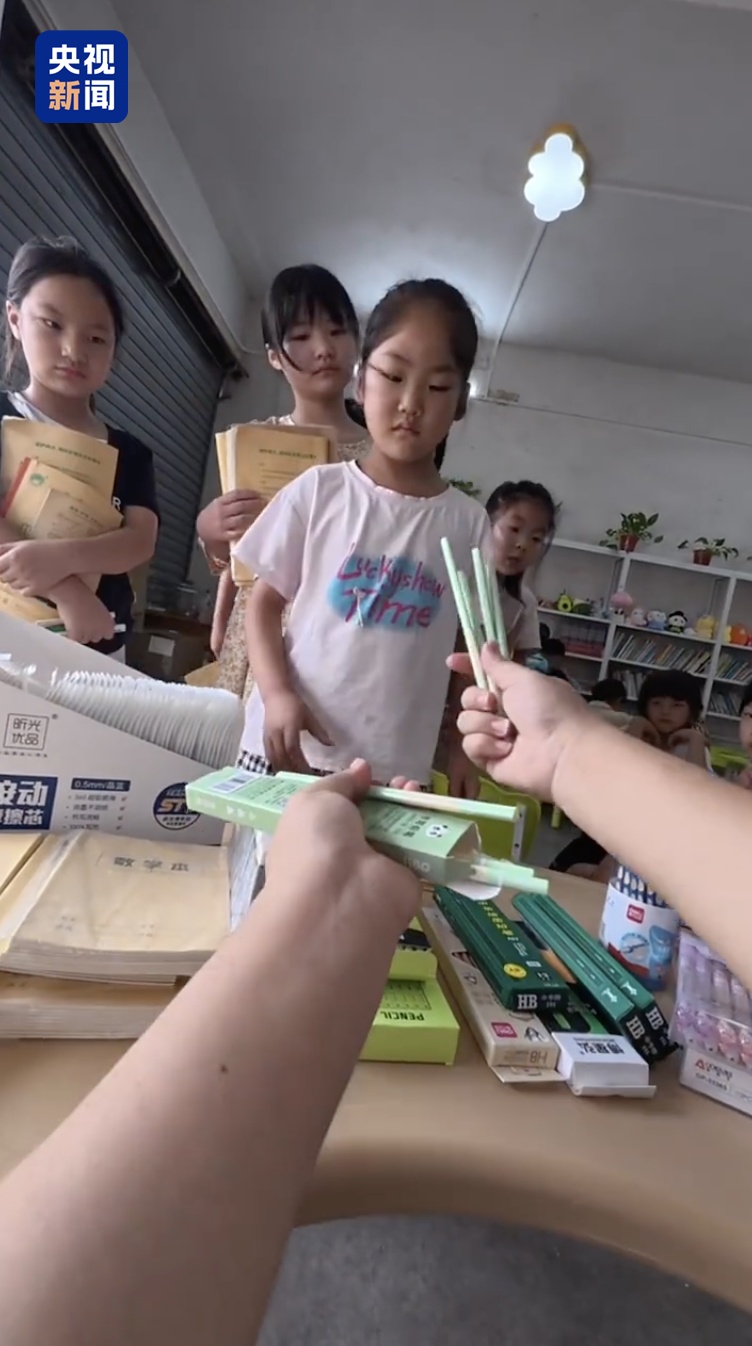 “孩子们,铅笔头能换新文具啦!” “孩子们,铅笔头能换新文具啦!”