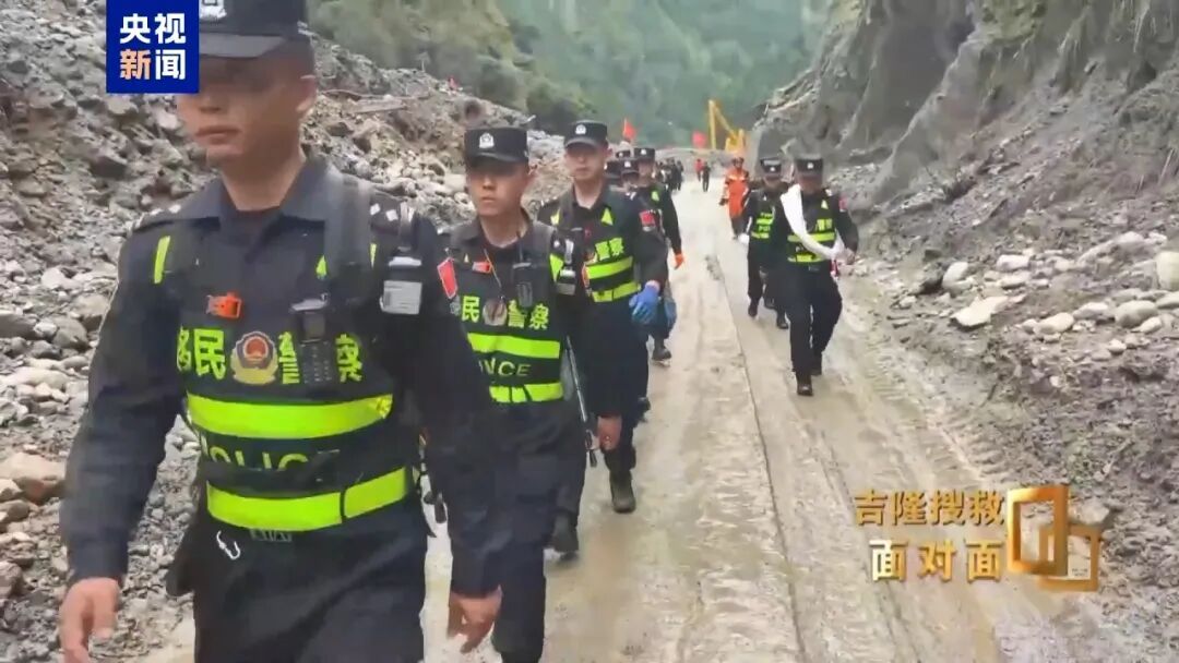 吉隆边检站副站长:我不想停,一停下来就会想起这些兄弟姐妹;我还抱着一丝奇迹的期待,我期盼扒开废墟的时候,能听见一声 “拉我一把” 吉隆边检站副站长:我不想停,一停下来就会想起这些兄弟姐妹;我还抱着一丝奇迹的期待,我期盼扒开废墟的时候,能听见一声 “拉我一把”