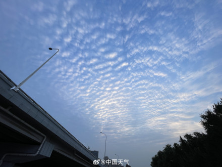 北京天空看起来波光粼粼 北京天空看起来波光粼粼
