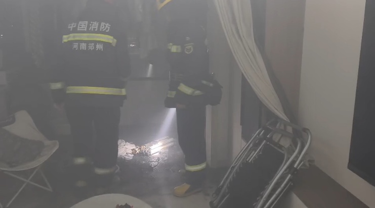 男子将这块电池带回家充电,结果“引火烧身”!电动车充电提醒→ 男子将这块电池带回家充电,结果“引火烧身”!电动车充电提醒→