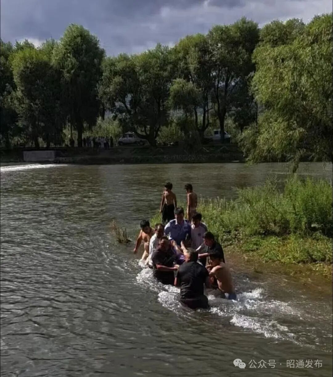 送别,昭通青年李奎!勇救4名落水孩童后,他却没能上岸 送别,昭通青年李奎!勇救4名落水孩童后,他却没能上岸