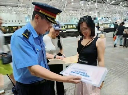 录取通知书遗落列车!铁路员工多方查找助学子顺利取回入学材料 录取通知书遗落列车!铁路员工多方查找助学子顺利取回入学材料