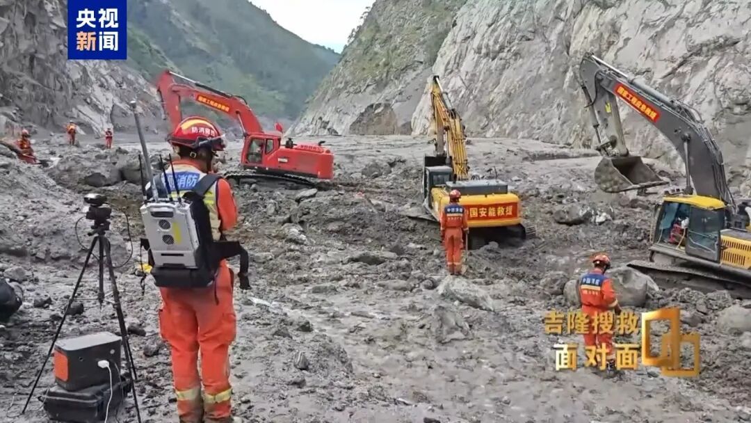 吉隆边检站副站长:我不想停,一停下来就会想起这些兄弟姐妹;我还抱着一丝奇迹的期待,我期盼扒开废墟的时候,能听见一声 “拉我一把” 吉隆边检站副站长:我不想停,一停下来就会想起这些兄弟姐妹;我还抱着一丝奇迹的期待,我期盼扒开废墟的时候,能听见一声 “拉我一把”