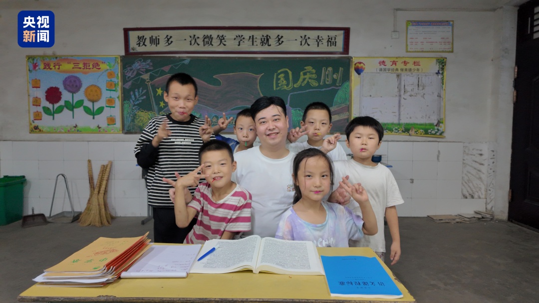“孩子们,铅笔头能换新文具啦!” “孩子们,铅笔头能换新文具啦!”