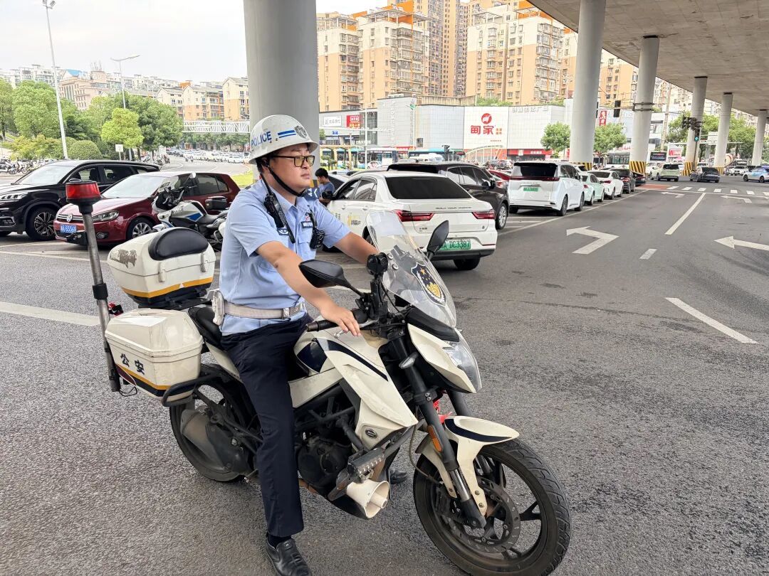 “看到警灯,心里就踏实了” “看到警灯,心里就踏实了”