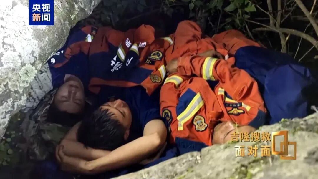吉隆边检站副站长:我不想停,一停下来就会想起这些兄弟姐妹;我还抱着一丝奇迹的期待,我期盼扒开废墟的时候,能听见一声 “拉我一把” 吉隆边检站副站长:我不想停,一停下来就会想起这些兄弟姐妹;我还抱着一丝奇迹的期待,我期盼扒开废墟的时候,能听见一声 “拉我一把”