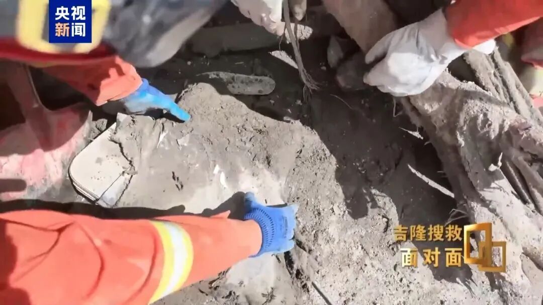 吉隆边检站副站长:我不想停,一停下来就会想起这些兄弟姐妹;我还抱着一丝奇迹的期待,我期盼扒开废墟的时候,能听见一声 “拉我一把” 吉隆边检站副站长:我不想停,一停下来就会想起这些兄弟姐妹;我还抱着一丝奇迹的期待,我期盼扒开废墟的时候,能听见一声 “拉我一把”