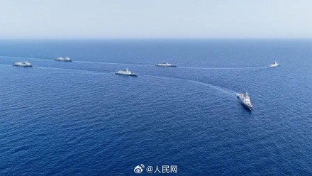 画面极度舒适!海军护航编队斩浪前行 画面极度舒适!海军护航编队斩浪前行