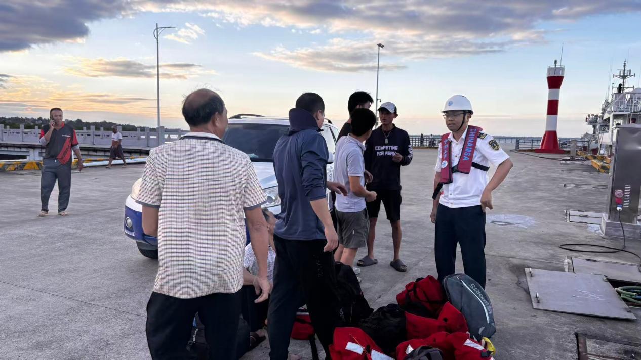 海南东部海域渔船遇险 8名船员两小时内全部获救 海南东部海域渔船遇险 8名船员两小时内全部获救