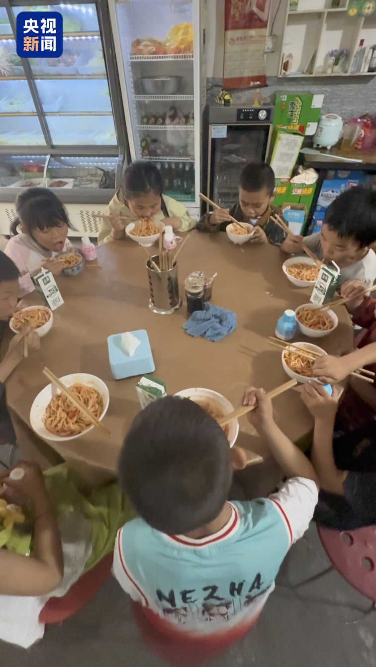 “孩子们,铅笔头能换新文具啦!” “孩子们,铅笔头能换新文具啦!”