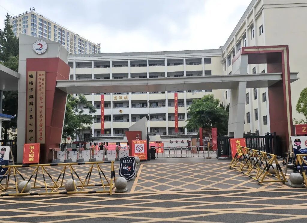中学指定家长购298元专用耳机引质疑,当地教体局回应 中学指定家长购298元专用耳机引质疑,当地教体局回应