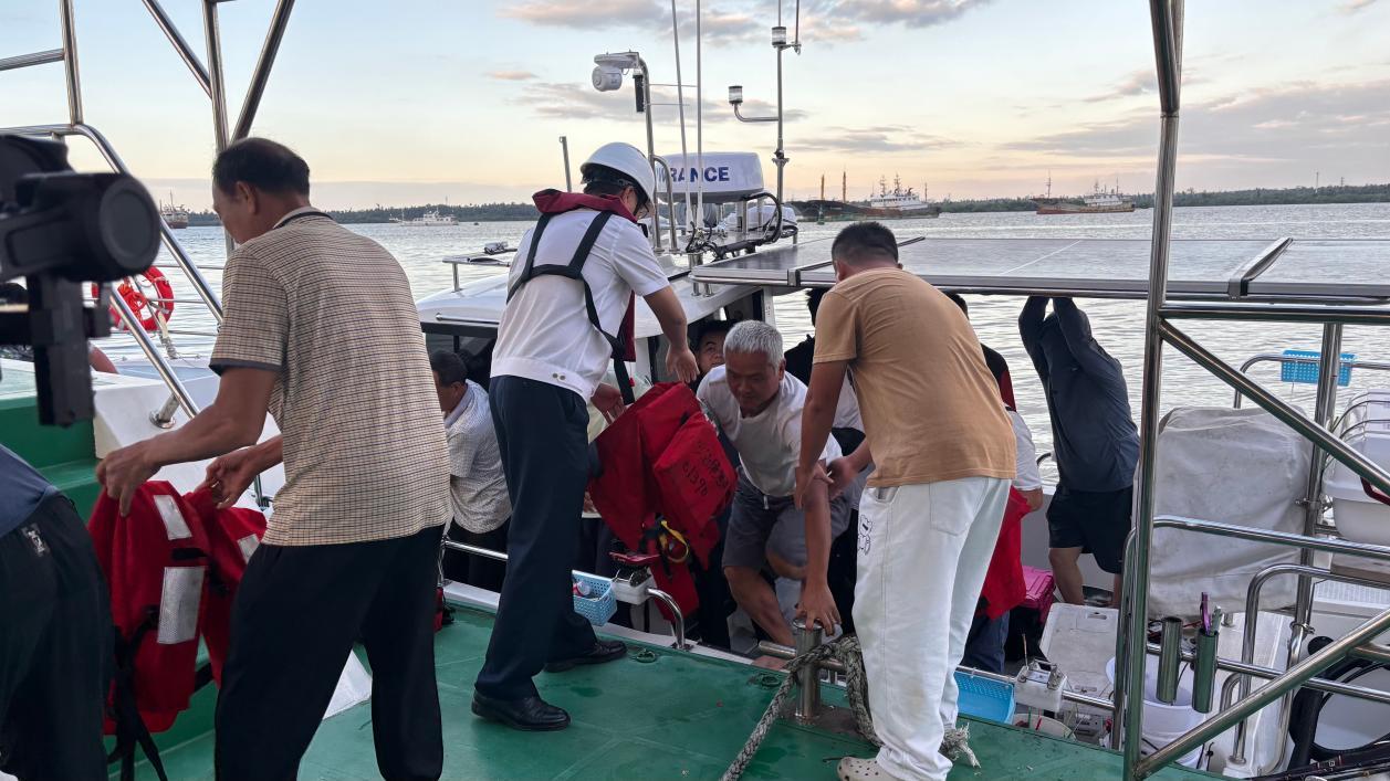 海南东部海域渔船遇险 8名船员两小时内全部获救 海南东部海域渔船遇险 8名船员两小时内全部获救