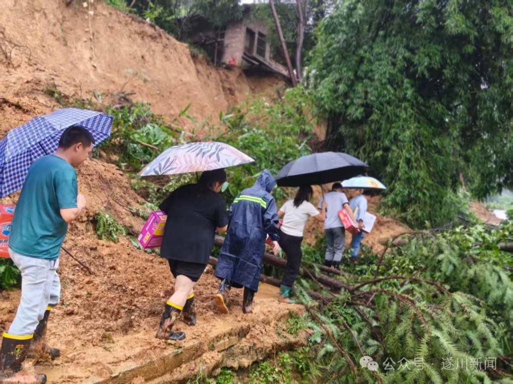 江西遂川:大汾镇、坪村有山体开裂,连夜转移169人 江西遂川:大汾镇、坪村有山体开裂,连夜转移169人