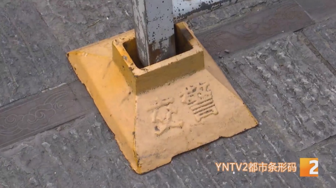 凌晨,一对夫妻从昆明市中心多条街道盗走16段隔离栏,摆在地铁口旁,竟是为了… 凌晨,一对夫妻从昆明市中心多条街道盗走16段隔离栏,摆在地铁口旁,竟是为了…
