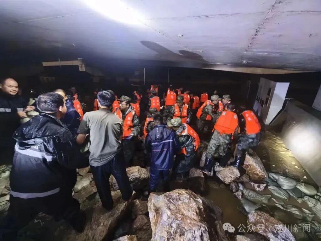 江西遂川:大汾镇、坪村有山体开裂,连夜转移169人 江西遂川:大汾镇、坪村有山体开裂,连夜转移169人