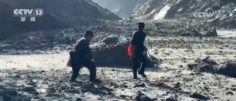 【西藏吉隆县泥石流灾害抢险救援】“只要群众需要,他们绝不退缩” 8名民警坚守山中救援→ 【西藏吉隆县泥石流灾害抢险救援】“只要群众需要,他们绝不退缩” 8名民警坚守山中救援→