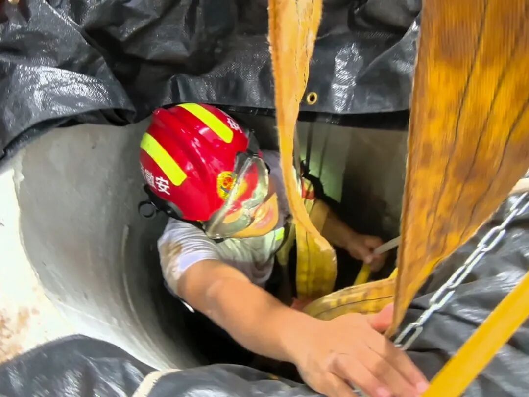 “救救我,快坚持不住了!” 男子失足坠入6米深新建化粪池…… “救救我,快坚持不住了!” 男子失足坠入6米深新建化粪池……