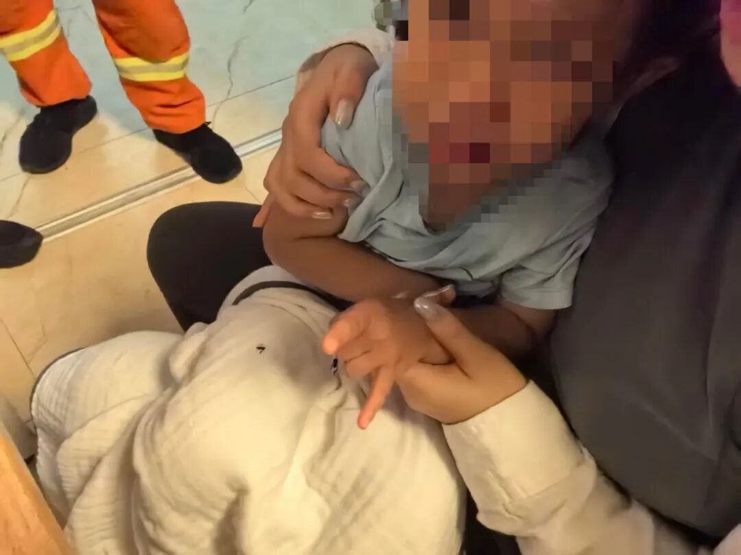 幼童手指卡入万花筒 消防员精细破拆40分钟助脱困 幼童手指卡入万花筒 消防员精细破拆40分钟助脱困