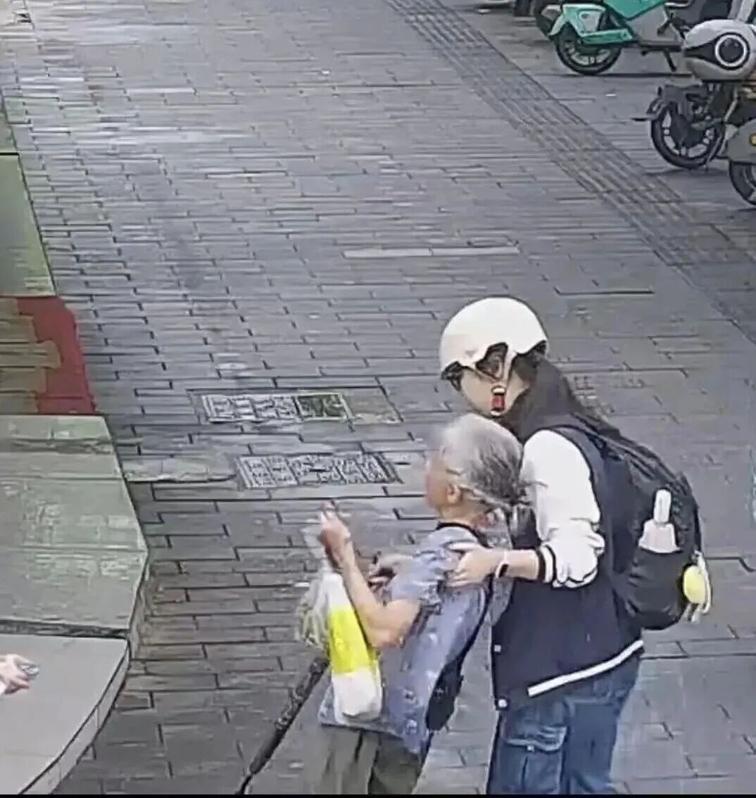 女生脱校服为老人止血,最新回应 女生脱校服为老人止血,最新回应