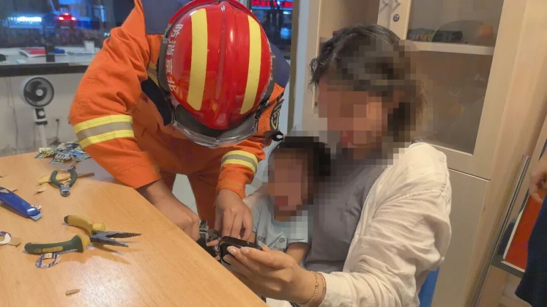 幼童手指卡入万花筒 消防员精细破拆40分钟助脱困 幼童手指卡入万花筒 消防员精细破拆40分钟助脱困