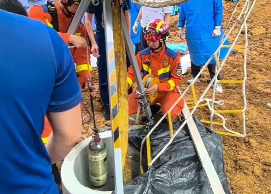 “救救我,快坚持不住了!” 男子失足坠入6米深新建化粪池…… “救救我,快坚持不住了!” 男子失足坠入6米深新建化粪池……