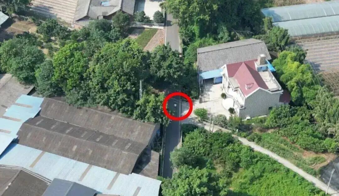 四川夹江一男子沉迷网恋被对方诱导裸聊，最终从受害人沦为诈骗帮凶，现已被刑拘