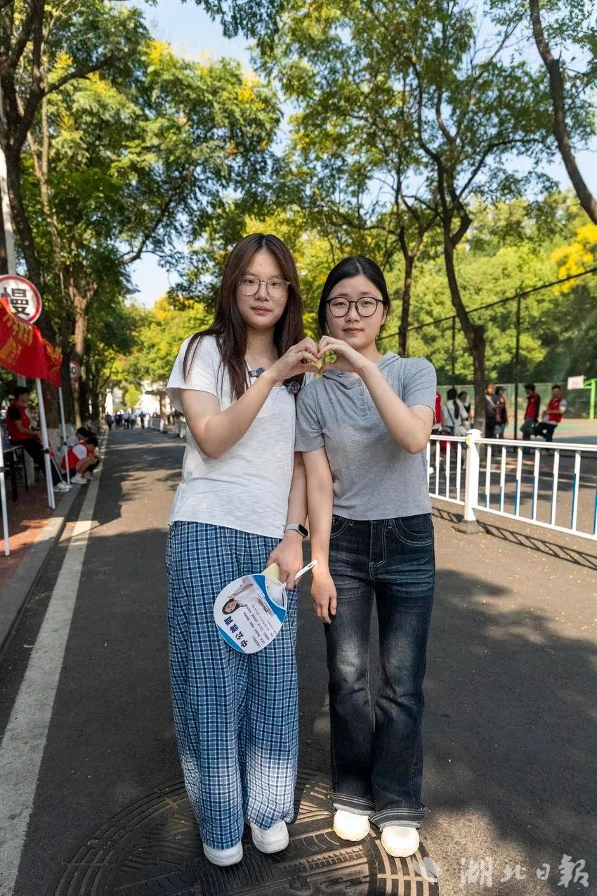 大学新生报到,她俩不仅同名同姓,生日也是同一天,考入同一专业 大学新生报到,她俩不仅同名同姓,生日也是同一天,考入同一专业