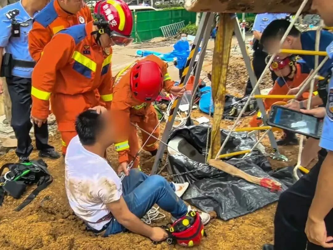 “救救我,快坚持不住了!” 男子失足坠入6米深新建化粪池…… “救救我,快坚持不住了!” 男子失足坠入6米深新建化粪池……