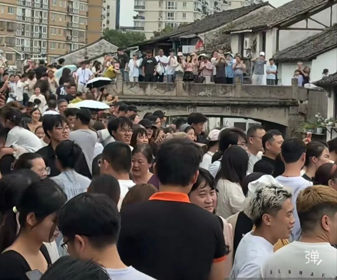 “爷爷和7个葫芦娃”突然爆火!因一人火一城,从“鸡排哥”到“葫芦娃爷爷”,当流量奔涌而来,城市该如何“接住”草根代言人? “爷爷和7个葫芦娃”突然爆火!因一人火一城,从“鸡排哥”到“葫芦娃爷爷”,当流量奔涌而来,城市该如何“接住”草根代言人?