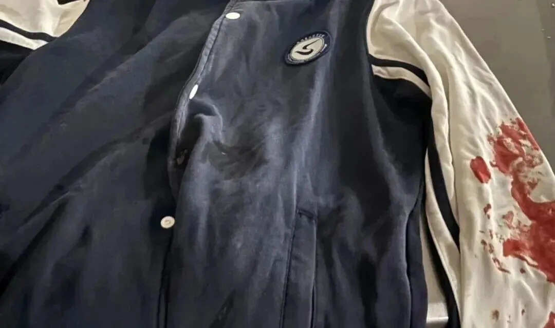 女生上学路上扶起摔倒老人，脱校服帮其止血，事后脏校服被洗净归还，当事人回应