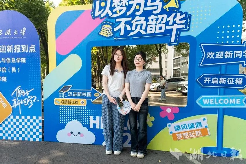 大学新生报到,她俩不仅同名同姓,生日也是同一天,考入同一专业 大学新生报到,她俩不仅同名同姓,生日也是同一天,考入同一专业
