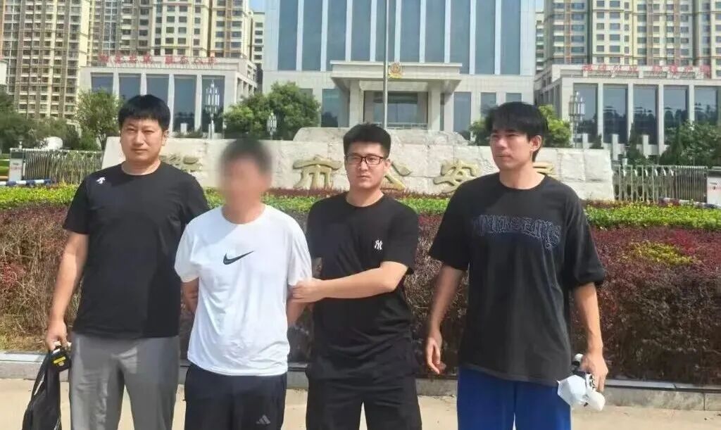 盗窃嫌疑人:“戴上球星面具,你们应该就找不到我了!” 盗窃嫌疑人:“戴上球星面具,你们应该就找不到我了!”