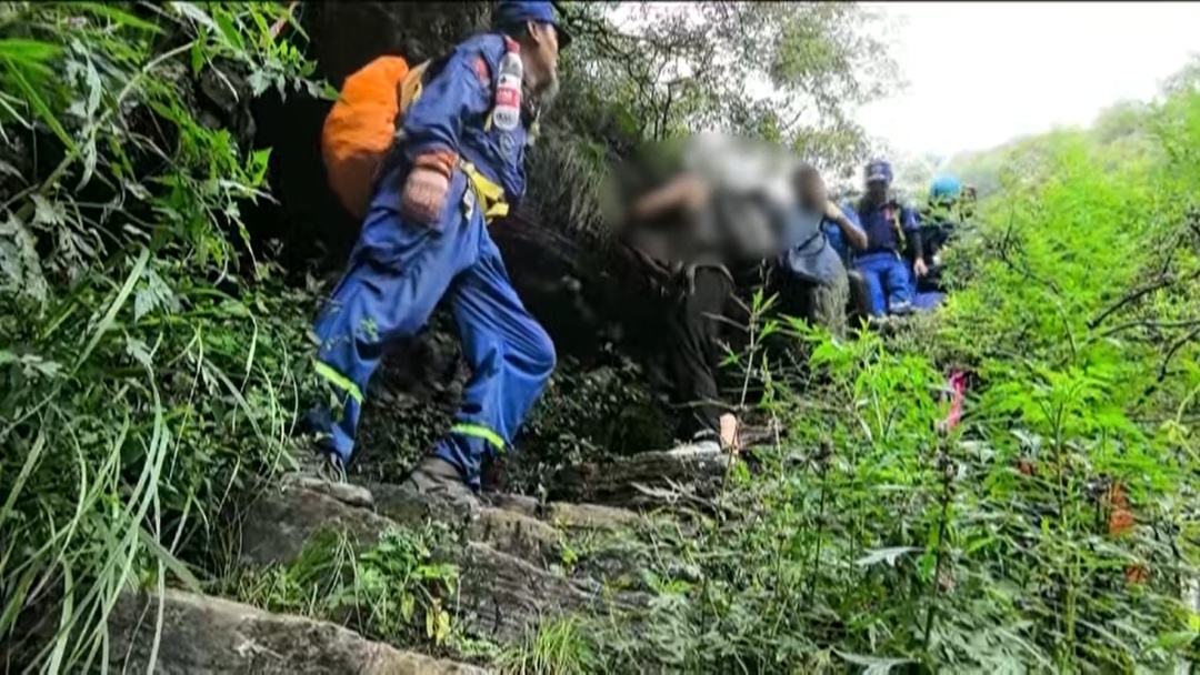 北京65岁驴友野山突发急性脑梗 26名队员悬崖峭壁间“人梯”接力营救 北京65岁驴友野山突发急性脑梗 26名队员悬崖峭壁间“人梯”接力营救