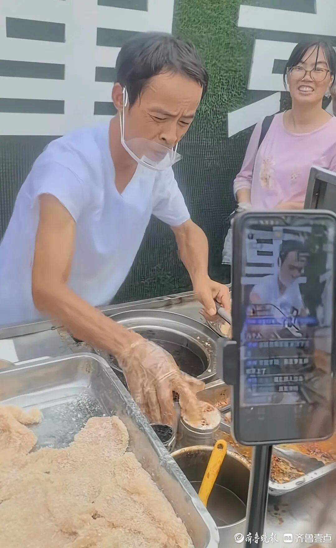 “爷爷和7个葫芦娃”突然爆火!因一人火一城,从“鸡排哥”到“葫芦娃爷爷”,当流量奔涌而来,城市该如何“接住”草根代言人? “爷爷和7个葫芦娃”突然爆火!因一人火一城,从“鸡排哥”到“葫芦娃爷爷”,当流量奔涌而来,城市该如何“接住”草根代言人?