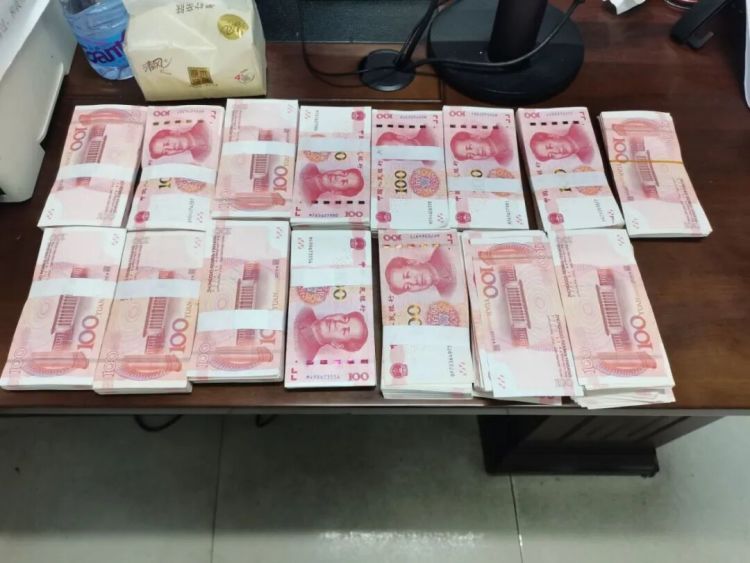 两地警方协同，合力拦下14万现金