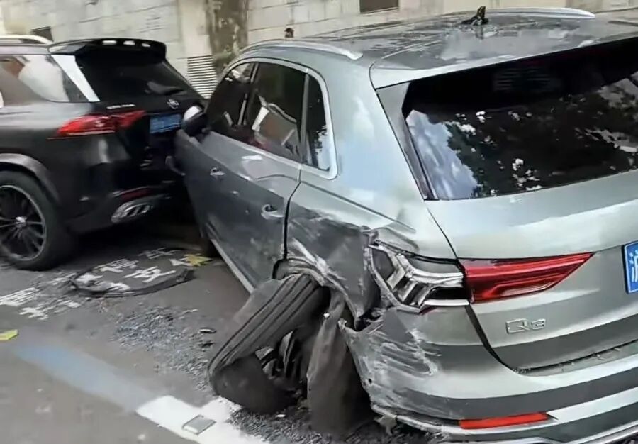 上海一公交车为避让非机动车,连撞路边奔驰、宝马、奥迪等四车!居民:隐患由来已久 上海一公交车为避让非机动车,连撞路边奔驰、宝马、奥迪等四车!居民:隐患由来已久