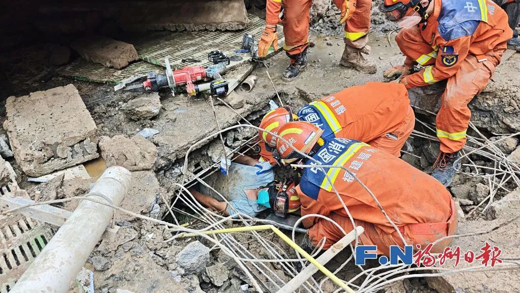 27小时生死营救!福州永泰坍塌房屋被困4人全部生还! 27小时生死营救!福州永泰坍塌房屋被困4人全部生还!