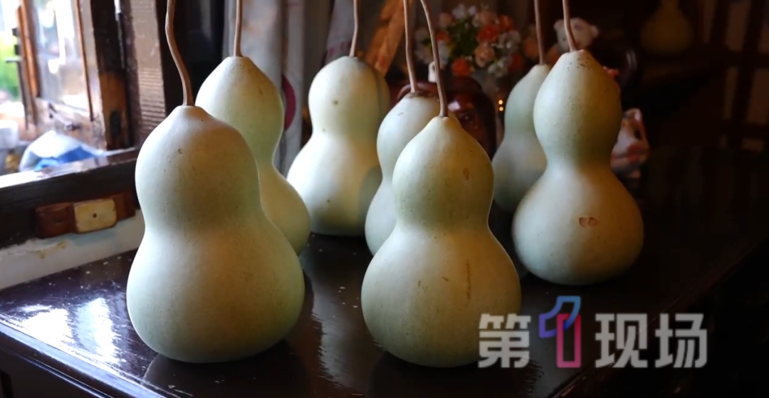 上千人围观!“葫芦娃爷爷”将7只葫芦剪下,想劝退游客,然而“山寨葫芦”出现… 上千人围观!“葫芦娃爷爷”将7只葫芦剪下,想劝退游客,然而“山寨葫芦”出现…