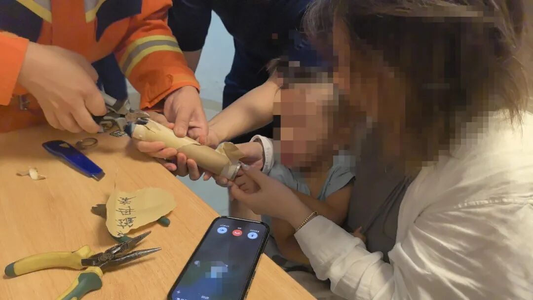 幼童手指卡入万花筒 消防员精细破拆40分钟助脱困 幼童手指卡入万花筒 消防员精细破拆40分钟助脱困