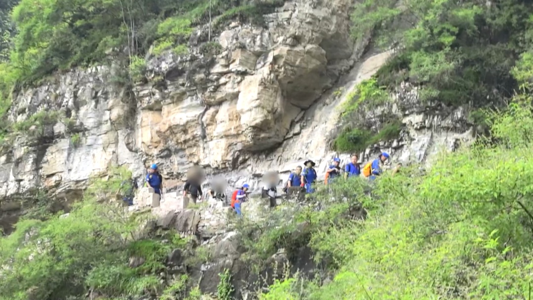 北京65岁驴友野山突发急性脑梗 26名队员悬崖峭壁间“人梯”接力营救 北京65岁驴友野山突发急性脑梗 26名队员悬崖峭壁间“人梯”接力营救