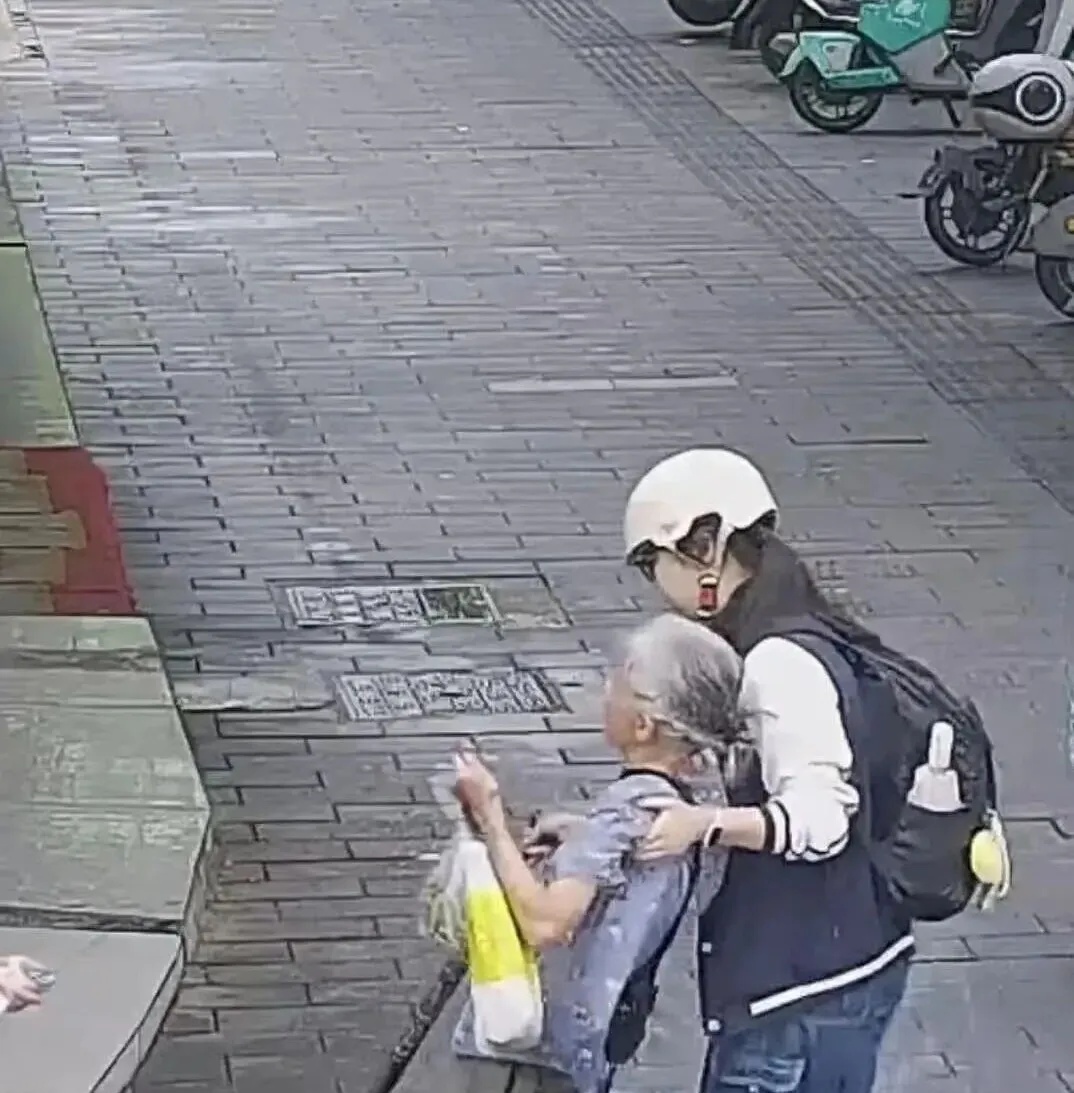 女生上学路上扶起摔倒老人，脱校服帮其止血，事后脏校服被洗净归还，当事人回应