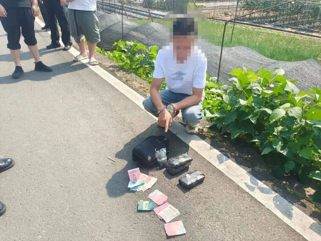 四川夹江一男子沉迷网恋被对方诱导裸聊，最终从受害人沦为诈骗帮凶，现已被刑拘