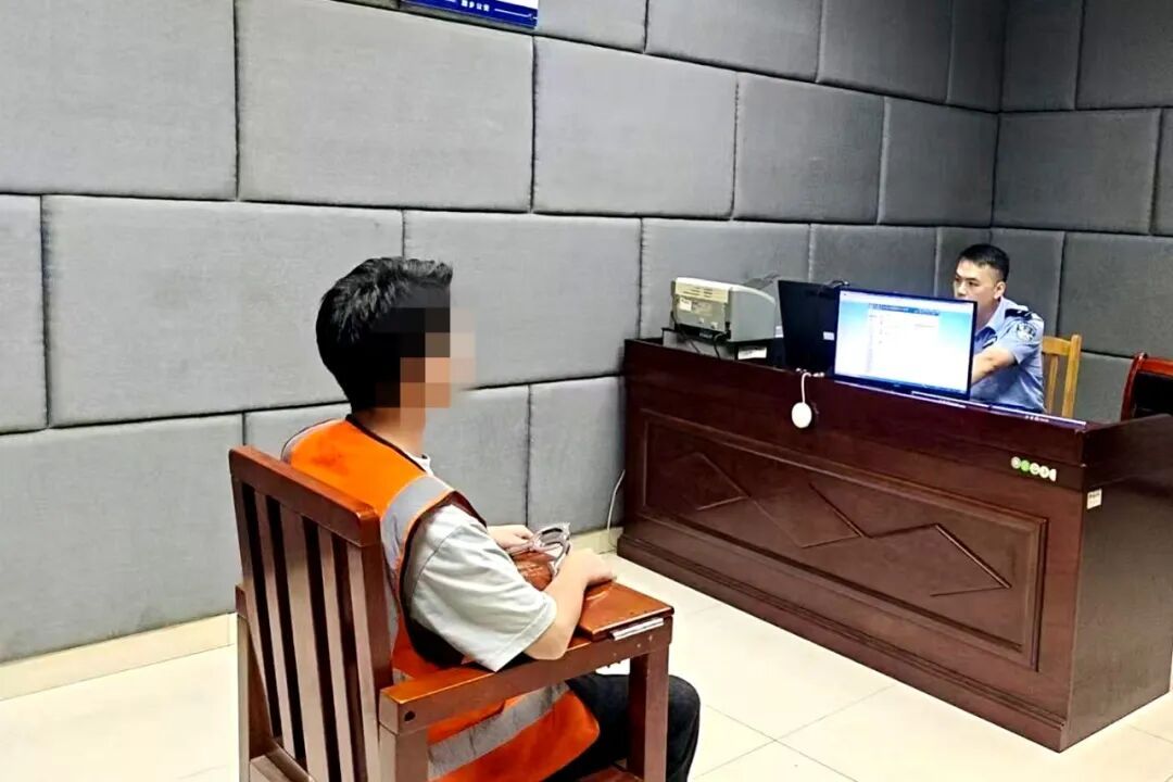 湖南一男子谎称给表姐介绍对象,转身将自己包装成“高富帅”,和表姐网恋 湖南一男子谎称给表姐介绍对象,转身将自己包装成“高富帅”,和表姐网恋