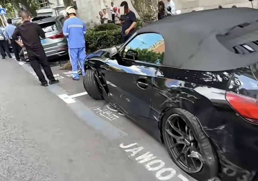 上海一公交车为避让电瓶车,连撞路边奔驰宝马奥迪等多辆车,附近居民:隐患由来已久 上海一公交车为避让电瓶车,连撞路边奔驰宝马奥迪等多辆车,附近居民:隐患由来已久
