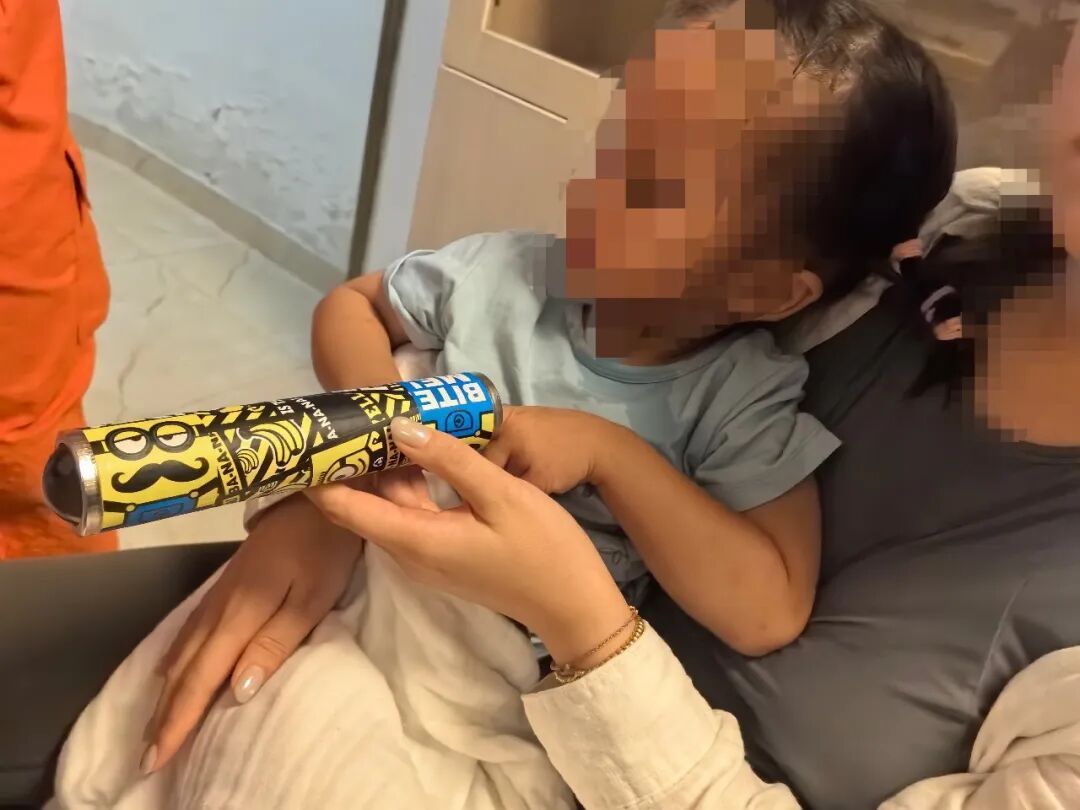 幼童手指卡入万花筒 消防员精细破拆40分钟助脱困 幼童手指卡入万花筒 消防员精细破拆40分钟助脱困