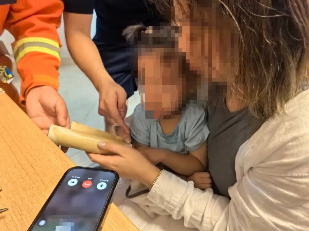 幼童手指卡入万花筒 消防员精细破拆40分钟助脱困 幼童手指卡入万花筒 消防员精细破拆40分钟助脱困