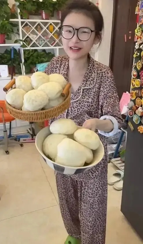百万粉丝吃播网红“莹莹” 去世，年仅24岁，医院严肃警告→