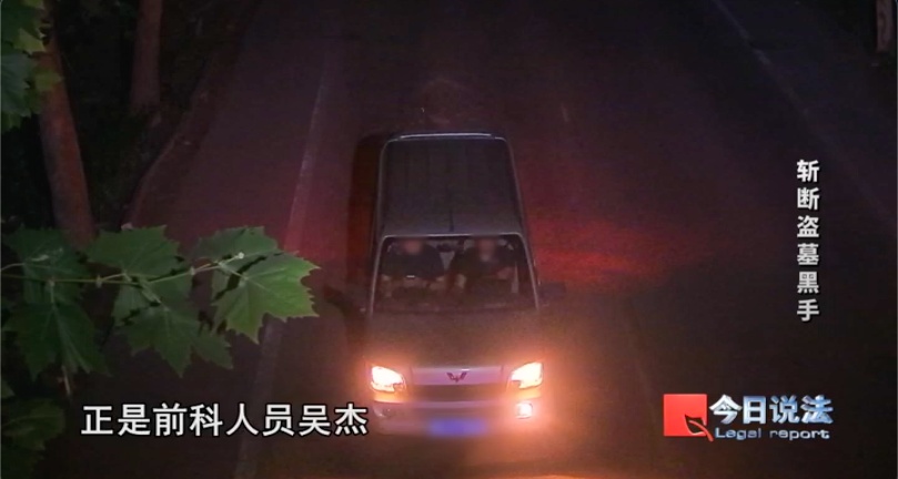 玉米地下清代古墓被盗,一条短信牵出系列案,追回284件千年文物 玉米地下清代古墓被盗,一条短信牵出系列案,追回284件千年文物