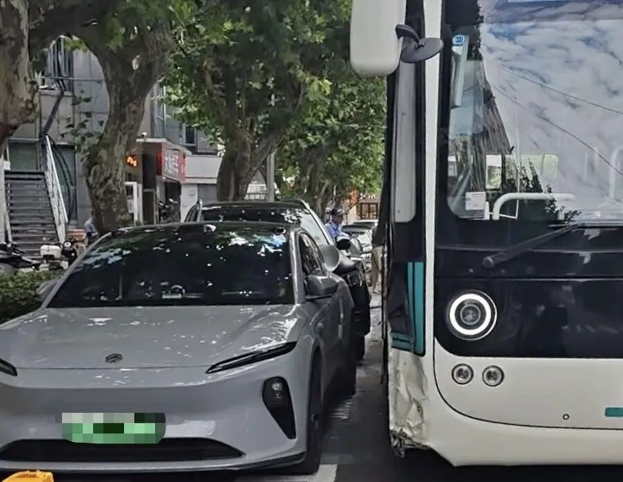 上海一公交车为避让非机动车,连撞路边奔驰、宝马、奥迪等四车!居民:隐患由来已久 上海一公交车为避让非机动车,连撞路边奔驰、宝马、奥迪等四车!居民:隐患由来已久