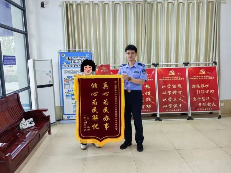 喜讯!一年前在派出所里崩溃大哭的女孩回来了:“周叔叔,我考上了!” 喜讯!一年前在派出所里崩溃大哭的女孩回来了:“周叔叔,我考上了!”